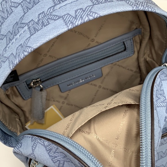 MICHAEL KORS
Maisie Extra-Small Pebbled Leather 2-in-1 Backpack
Pale Blue
NWT - Picture 14 of 16